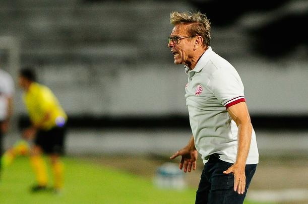 Em jogo com poucos torcedores no Arruda, equipes duelam pela vaga no pré-Nordestão da próxima temporada, diminuindo o prejuízo no orçamento de 2018.