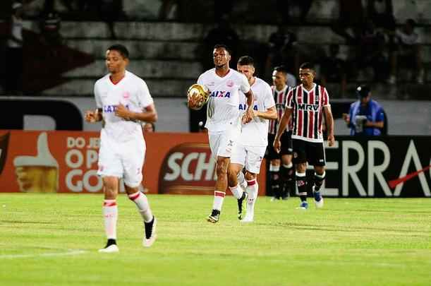 Em jogo com poucos torcedores no Arruda, equipes duelam pela vaga no pré-Nordestão da próxima temporada, diminuindo o prejuízo no orçamento de 2018.