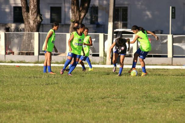 Sob comando do tcnico Jeronson Frana, time feminino do Nutico fez os ltimos trabalhos antes do confronto com o Mixto-MT no campo do Derby. Equipes se enfrentam nesta quarta-feira, s 15h, na Arena de Pernambuco