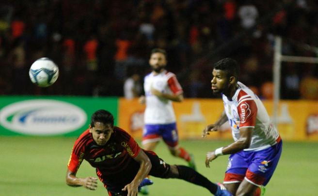 Donos das maiores torcidas e nicos clubes da regio com ttulos nacionais, rivais fazem jogo de ida da final da Copa do Nordeste na Ilha do Retiro. Juninho, do Bahia, marcou o primeiro gol da partida, enquanto o Juninho rubro-negro empatou o duelo para o Leo.