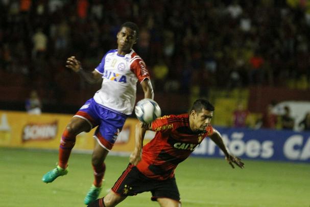 Donos das maiores torcidas e nicos clubes da regio com ttulos nacionais, rivais fazem jogo de ida da final da Copa do Nordeste na Ilha do Retiro. Juninho, do Bahia, marcou o primeiro gol da partida, enquanto o Juninho rubro-negro empatou o duelo para o Leo.