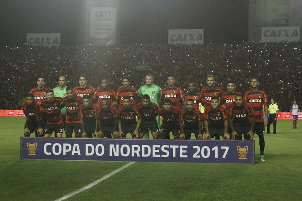 Donos das maiores torcidas e nicos clubes da regio com ttulos nacionais, rivais fazem jogo de ida da final da Copa do Nordeste na Ilha do Retiro. Juninho, do Bahia, marcou o primeiro gol da partida, enquanto o Juninho rubro-negro empatou o duelo para o Leo.