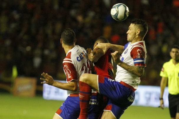 Donos das maiores torcidas e nicos clubes da regio com ttulos nacionais, rivais fazem jogo de ida da final da Copa do Nordeste na Ilha do Retiro. Juninho, do Bahia, marcou o primeiro gol da partida, enquanto o Juninho rubro-negro empatou o duelo para o Leo.