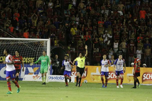 Donos das maiores torcidas e nicos clubes da regio com ttulos nacionais, rivais fazem jogo de ida da final da Copa do Nordeste na Ilha do Retiro. Juninho, do Bahia, marcou o primeiro gol da partida, enquanto o Juninho rubro-negro empatou o duelo para o Leo.