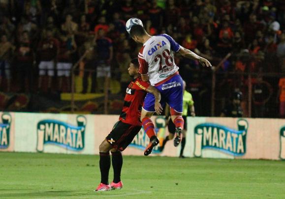 Donos das maiores torcidas e nicos clubes da regio com ttulos nacionais, rivais fazem jogo de ida da final da Copa do Nordeste na Ilha do Retiro. Juninho, do Bahia, marcou o primeiro gol da partida, enquanto o Juninho rubro-negro empatou o duelo para o Leo.