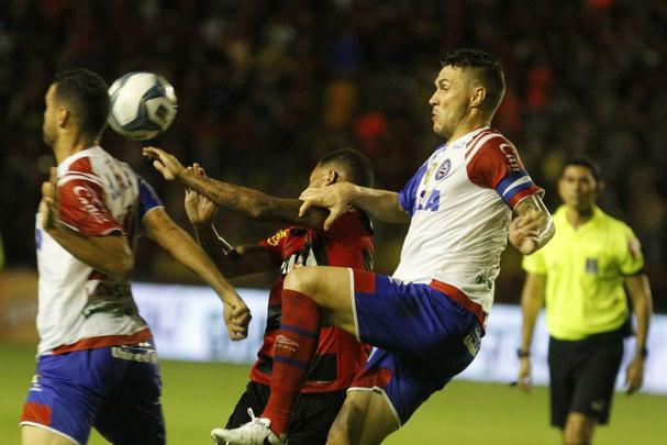 Donos das maiores torcidas e nicos clubes da regio com ttulos nacionais, rivais fazem jogo de ida da final da Copa do Nordeste na Ilha do Retiro. Juninho, do Bahia, marcou o primeiro gol da partida, enquanto o Juninho rubro-negro empatou o duelo para o Leo.