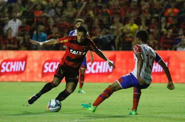 Donos das maiores torcidas e nicos clubes da regio com ttulos nacionais, rivais fazem jogo de ida da final da Copa do Nordeste na Ilha do Retiro. Juninho, do Bahia, marcou o primeiro gol da partida, enquanto o Juninho rubro-negro empatou o duelo para o Leo.