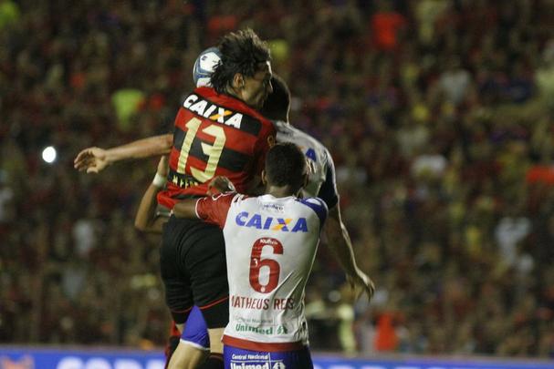 Donos das maiores torcidas e nicos clubes da regio com ttulos nacionais, rivais fazem jogo de ida da final da Copa do Nordeste na Ilha do Retiro. Juninho, do Bahia, marcou o primeiro gol da partida, enquanto o Juninho rubro-negro empatou o duelo para o Leo.