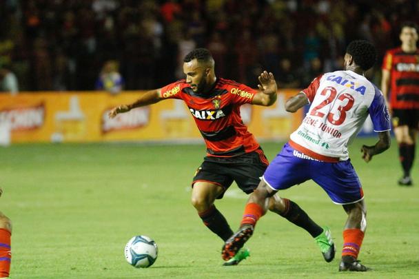 Donos das maiores torcidas e nicos clubes da regio com ttulos nacionais, rivais fazem jogo de ida da final da Copa do Nordeste na Ilha do Retiro. Juninho, do Bahia, marcou o primeiro gol da partida, enquanto o Juninho rubro-negro empatou o duelo para o Leo.