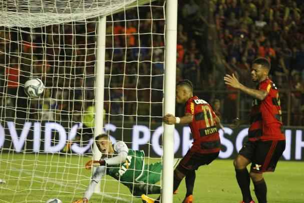 Donos das maiores torcidas e nicos clubes da regio com ttulos nacionais, rivais fazem jogo de ida da final da Copa do Nordeste na Ilha do Retiro. Juninho, do Bahia, marcou o primeiro gol da partida, enquanto o Juninho rubro-negro empatou o duelo para o Leo.