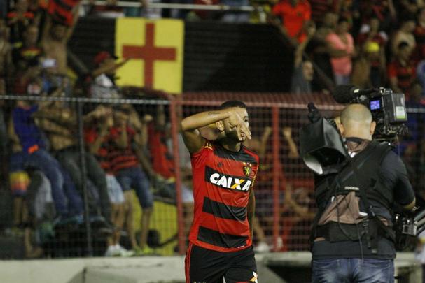 Donos das maiores torcidas e nicos clubes da regio com ttulos nacionais, rivais fazem jogo de ida da final da Copa do Nordeste na Ilha do Retiro. Juninho, do Bahia, marcou o primeiro gol da partida, enquanto o Juninho rubro-negro empatou o duelo para o Leo.