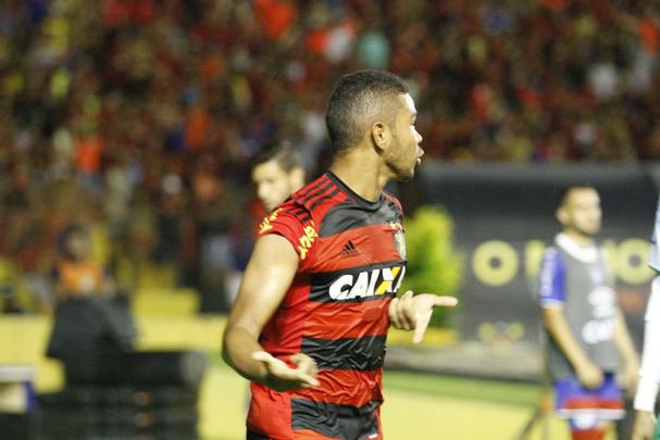 Donos das maiores torcidas e nicos clubes da regio com ttulos nacionais, rivais fazem jogo de ida da final da Copa do Nordeste na Ilha do Retiro. Juninho, do Bahia, marcou o primeiro gol da partida, enquanto o Juninho rubro-negro empatou o duelo para o Leo.