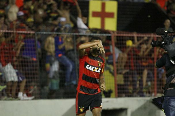 Donos das maiores torcidas e nicos clubes da regio com ttulos nacionais, rivais fazem jogo de ida da final da Copa do Nordeste na Ilha do Retiro. Juninho, do Bahia, marcou o primeiro gol da partida, enquanto o Juninho rubro-negro empatou o duelo para o Leo.