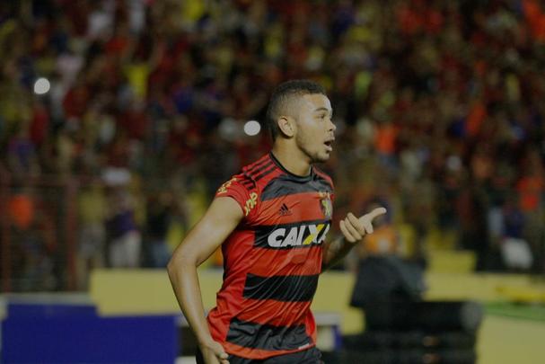 Donos das maiores torcidas e nicos clubes da regio com ttulos nacionais, rivais fazem jogo de ida da final da Copa do Nordeste na Ilha do Retiro. Juninho, do Bahia, marcou o primeiro gol da partida, enquanto o Juninho rubro-negro empatou o duelo para o Leo.