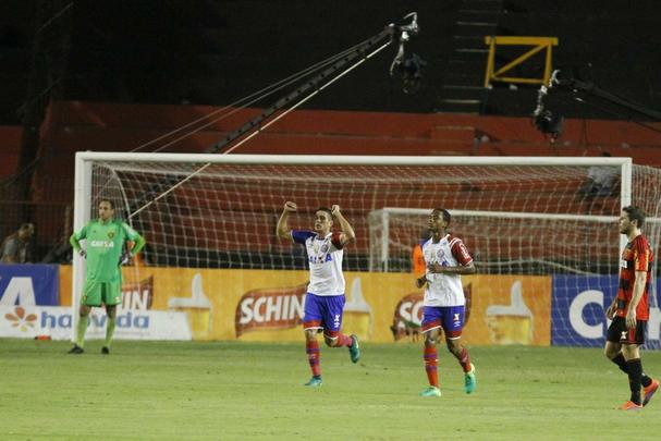 Donos das maiores torcidas e nicos clubes da regio com ttulos nacionais, rivais fazem jogo de ida da final da Copa do Nordeste na Ilha do Retiro. Juninho, do Bahia, marcou o primeiro gol da partida, enquanto o Juninho rubro-negro empatou o duelo para o Leo.
