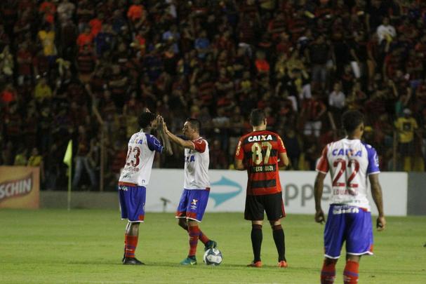Donos das maiores torcidas e nicos clubes da regio com ttulos nacionais, rivais fazem jogo de ida da final da Copa do Nordeste na Ilha do Retiro. Juninho, do Bahia, marcou o primeiro gol da partida, enquanto o Juninho rubro-negro empatou o duelo para o Leo.