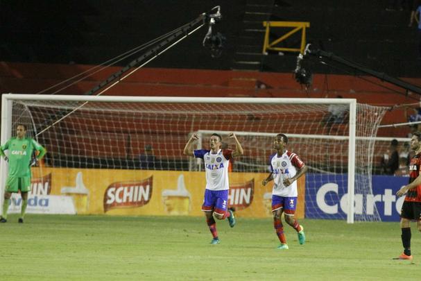 Donos das maiores torcidas e nicos clubes da regio com ttulos nacionais, rivais fazem jogo de ida da final da Copa do Nordeste na Ilha do Retiro. Juninho, do Bahia, marcou o primeiro gol da partida, enquanto o Juninho rubro-negro empatou o duelo para o Leo.