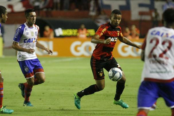 Donos das maiores torcidas e nicos clubes da regio com ttulos nacionais, rivais fazem jogo de ida da final da Copa do Nordeste na Ilha do Retiro. Juninho, do Bahia, marcou o primeiro gol da partida, enquanto o Juninho rubro-negro empatou o duelo para o Leo.