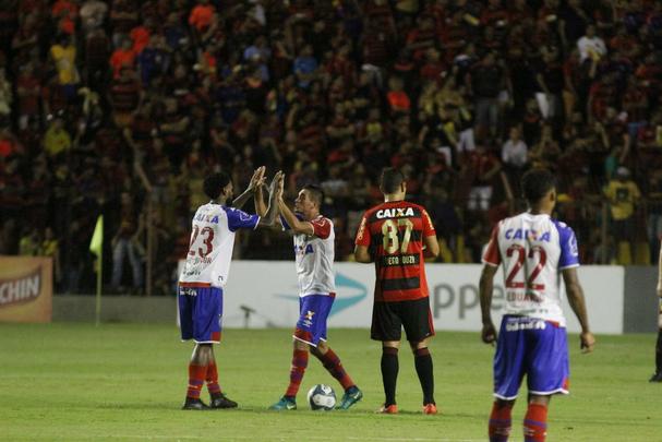 Donos das maiores torcidas e nicos clubes da regio com ttulos nacionais, rivais fazem jogo de ida da final da Copa do Nordeste na Ilha do Retiro. Juninho, do Bahia, marcou o primeiro gol da partida, enquanto o Juninho rubro-negro empatou o duelo para o Leo.