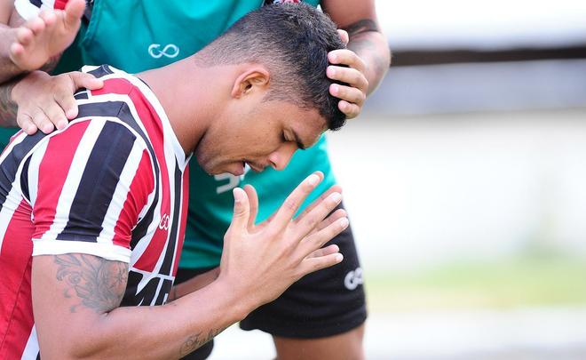 Pela segunda rodada da Srie B do Brasileiro, o Santa Cruz venceu o Guarani por 2 a 1 no Arruda com gols de Pitbull e do estreante Ricardo Bueno. 