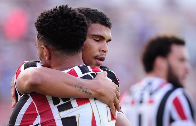 Pela segunda rodada da Srie B do Brasileiro, o Santa Cruz venceu o Guarani por 2 a 1 no Arruda com gols de Pitbull e do estreante Ricardo Bueno. 
