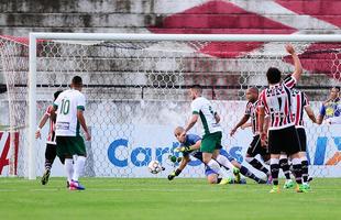 Pela segunda rodada da Srie B do Brasileiro, o Santa Cruz venceu o Guarani por 2 a 1 no Arruda com gols de Pitbull e do estreante Ricardo Bueno. 