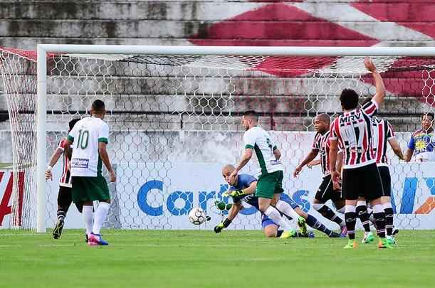 Pela segunda rodada da Srie B do Brasileiro, o Santa Cruz venceu o Guarani por 2 a 1 no Arruda com gols de Pitbull e do estreante Ricardo Bueno. 