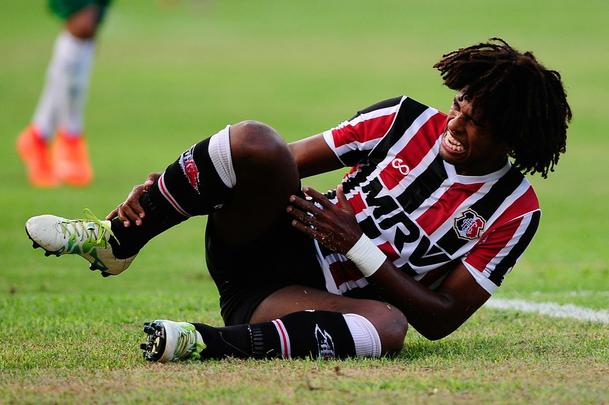 Pela segunda rodada da Srie B do Brasileiro, o Santa Cruz venceu o Guarani por 2 a 1 no Arruda com gols de Pitbull e do estreante Ricardo Bueno. 