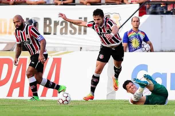 Pela segunda rodada da Srie B do Brasileiro, o Santa Cruz venceu o Guarani por 2 a 1 no Arruda com gols de Pitbull e do estreante Ricardo Bueno. 