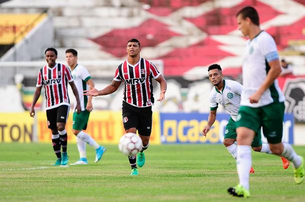Pela segunda rodada da Srie B do Brasileiro, o Santa Cruz venceu o Guarani por 2 a 1 no Arruda com gols de Pitbull e do estreante Ricardo Bueno. 