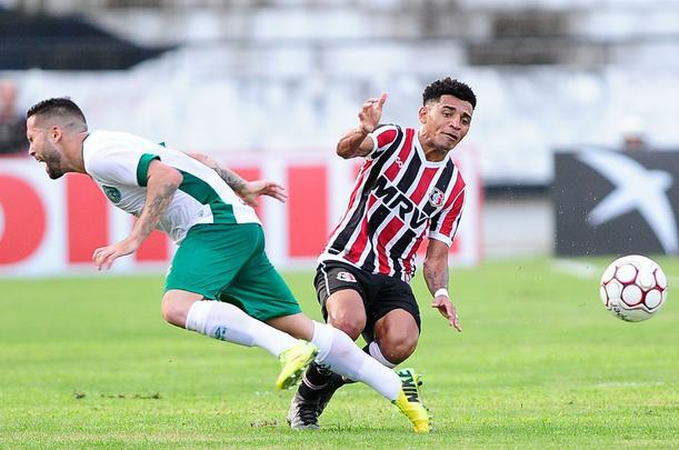 Pela segunda rodada da Srie B do Brasileiro, o Santa Cruz venceu o Guarani por 2 a 1 no Arruda com gols de Pitbull e do estreante Ricardo Bueno. 