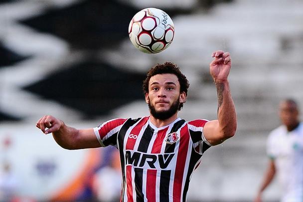 Pela segunda rodada da Srie B do Brasileiro, o Santa Cruz venceu o Guarani por 2 a 1 no Arruda com gols de Pitbull e do estreante Ricardo Bueno. 