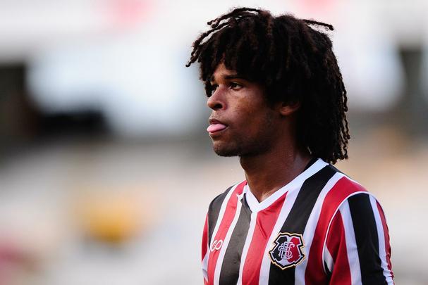 Pela segunda rodada da Srie B do Brasileiro, o Santa Cruz venceu o Guarani por 2 a 1 no Arruda com gols de Pitbull e do estreante Ricardo Bueno. 