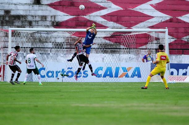 Pela segunda rodada da Srie B do Brasileiro, o Santa Cruz venceu o Guarani por 2 a 1 no Arruda com gols de Pitbull e do estreante Ricardo Bueno. 