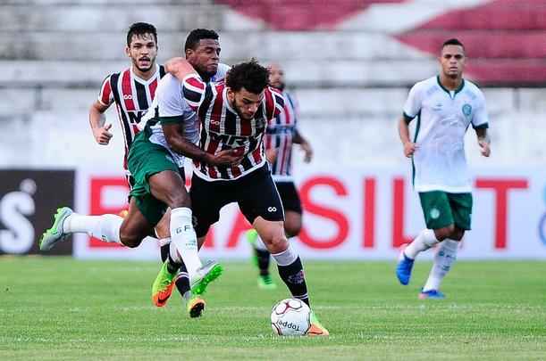 Pela segunda rodada da Srie B do Brasileiro, o Santa Cruz venceu o Guarani por 2 a 1 no Arruda com gols de Pitbull e do estreante Ricardo Bueno. 