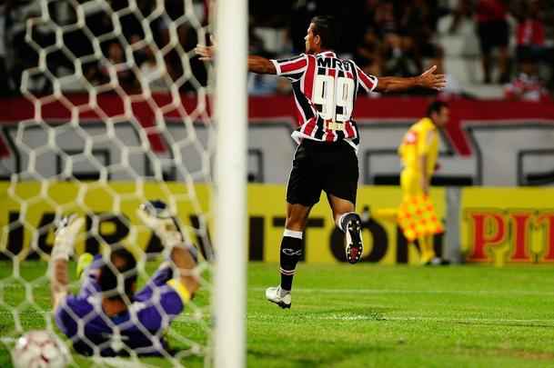 Pela segunda rodada da Srie B do Brasileiro, o Santa Cruz venceu o Guarani por 2 a 1 no Arruda com gols de Pitbull e do estreante Ricardo Bueno. 