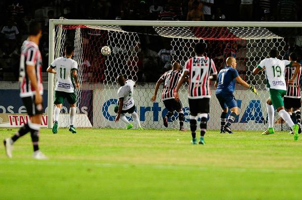 Pela segunda rodada da Srie B do Brasileiro, o Santa Cruz venceu o Guarani por 2 a 1 no Arruda com gols de Pitbull e do estreante Ricardo Bueno. 
