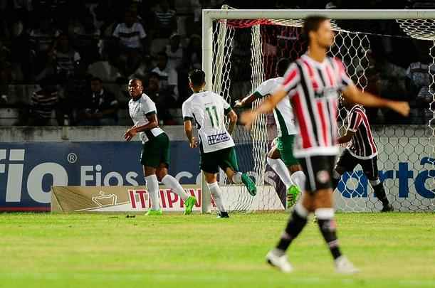 Pela segunda rodada da Srie B do Brasileiro, o Santa Cruz venceu o Guarani por 2 a 1 no Arruda com gols de Pitbull e do estreante Ricardo Bueno. 