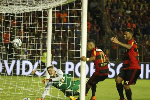 Sport e Bahia se enfrentaram mais uma vez na final da Copa do Nordeste 2017. No confronto de ida, os rubro-negros arrancaram um empate por 1 a 1 aps sair atrs no placar. O jogo decisivo acontece na Fonte Nova