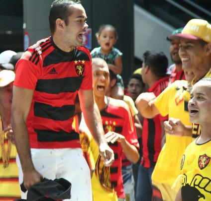 Time rubro-negro embarcou nesta tera-feira no Aeroporto Internacional dos Guararapes para enfrentar o Bahia nesta quarta, s 21h45, na Fonte Nova, em confronto vlido pela final da Copa do Nordeste