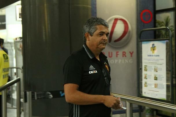 Time rubro-negro embarcou nesta tera-feira no Aeroporto Internacional dos Guararapes para enfrentar o Bahia nesta quarta, s 21h45, na Fonte Nova, em confronto vlido pela final da Copa do Nordeste