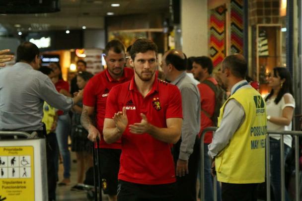 Time rubro-negro embarcou nesta tera-feira no Aeroporto Internacional dos Guararapes para enfrentar o Bahia nesta quarta, s 21h45, na Fonte Nova, em confronto vlido pela final da Copa do Nordeste