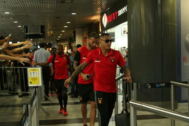 Time rubro-negro embarcou nesta tera-feira no Aeroporto Internacional dos Guararapes para enfrentar o Bahia nesta quarta, s 21h45, na Fonte Nova, em confronto vlido pela final da Copa do Nordeste