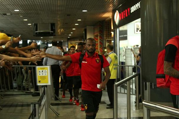 Time rubro-negro embarcou nesta tera-feira no Aeroporto Internacional dos Guararapes para enfrentar o Bahia nesta quarta, s 21h45, na Fonte Nova, em confronto vlido pela final da Copa do Nordeste