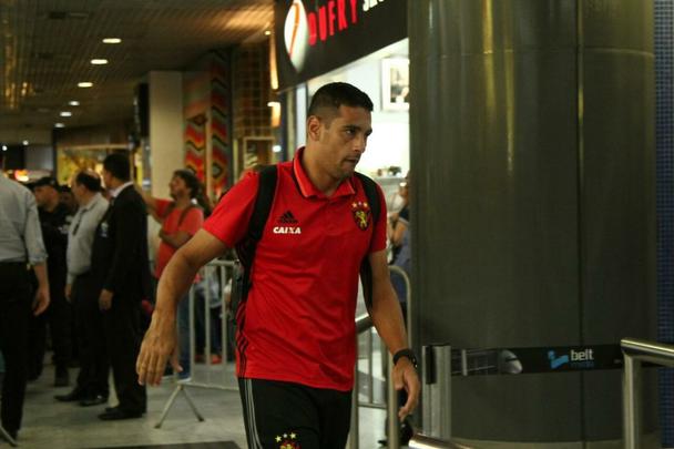 Time rubro-negro embarcou nesta tera-feira no Aeroporto Internacional dos Guararapes para enfrentar o Bahia nesta quarta, s 21h45, na Fonte Nova, em confronto vlido pela final da Copa do Nordeste