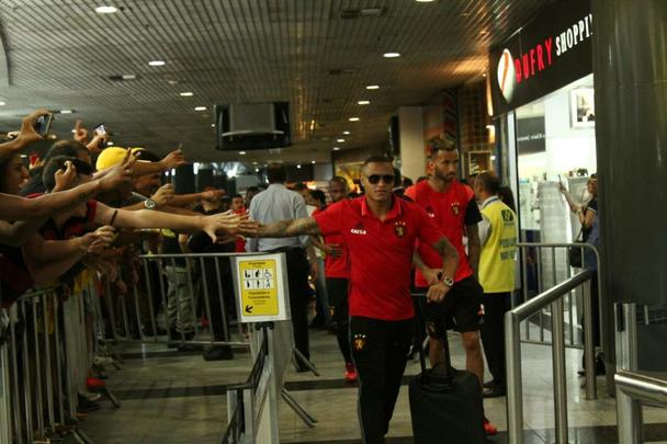 Time rubro-negro embarcou nesta tera-feira no Aeroporto Internacional dos Guararapes para enfrentar o Bahia nesta quarta, s 21h45, na Fonte Nova, em confronto vlido pela final da Copa do Nordeste