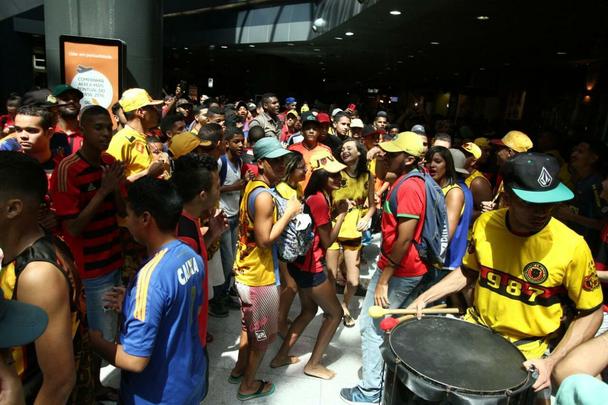 Time rubro-negro embarcou nesta tera-feira no Aeroporto Internacional dos Guararapes para enfrentar o Bahia nesta quarta, s 21h45, na Fonte Nova, em confronto vlido pela final da Copa do Nordeste