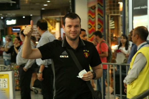 Time rubro-negro embarcou nesta tera-feira no Aeroporto Internacional dos Guararapes para enfrentar o Bahia nesta quarta, s 21h45, na Fonte Nova, em confronto vlido pela final da Copa do Nordeste