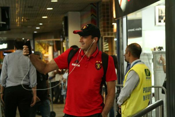 Time rubro-negro embarcou nesta tera-feira no Aeroporto Internacional dos Guararapes para enfrentar o Bahia nesta quarta, s 21h45, na Fonte Nova, em confronto vlido pela final da Copa do Nordeste