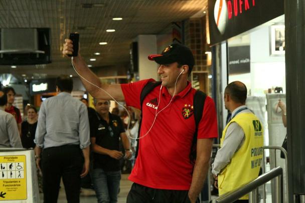 Time rubro-negro embarcou nesta tera-feira no Aeroporto Internacional dos Guararapes para enfrentar o Bahia nesta quarta, s 21h45, na Fonte Nova, em confronto vlido pela final da Copa do Nordeste